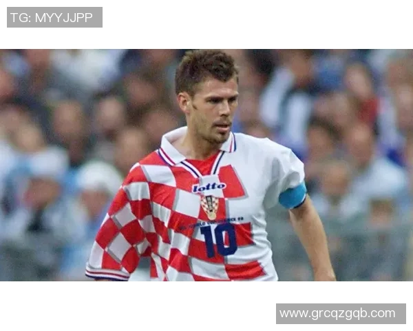 足球传奇黑白肖像展现伟大球员风采与永恒魅力 足球传奇黑白肖像展现伟大球员风采与永恒魅力