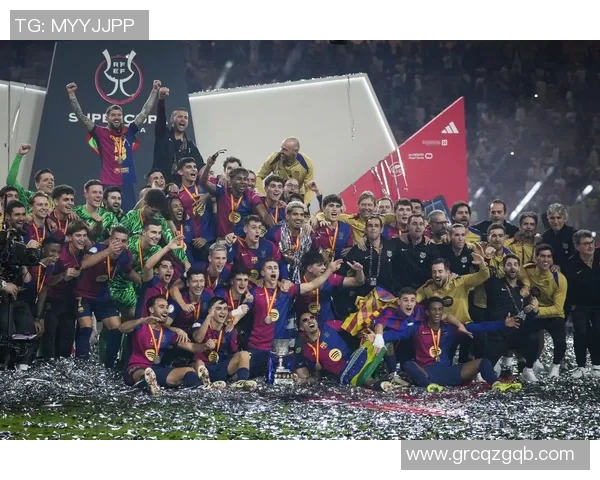 足球球星面对失利无助神情瞬间展现绝望心境球场内外情感交织 足球球星面对失利无助神情瞬间展现绝望心境球场内外情感交织