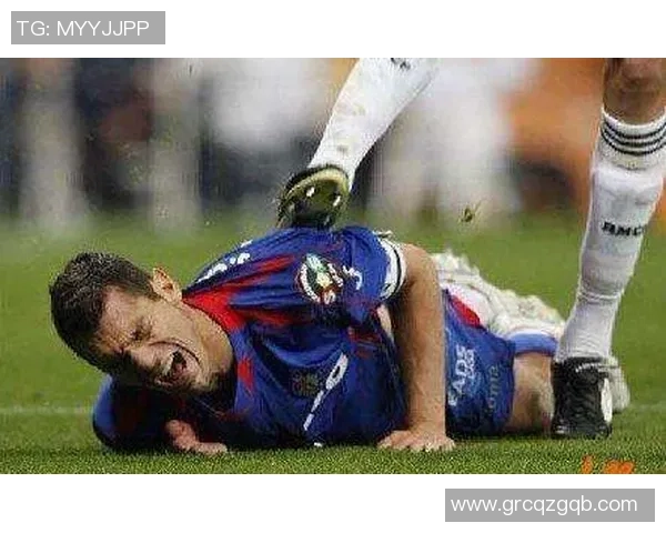 足球巨星遭遇恶意犯规瞬间 动情时刻震撼全场 足球巨星遭遇恶意犯规瞬间 动情时刻震撼全场